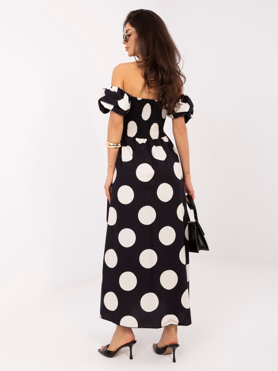 Fekete színű maxi ruha pöttyökkel és vállat szabadon hagyó nyakkivágással