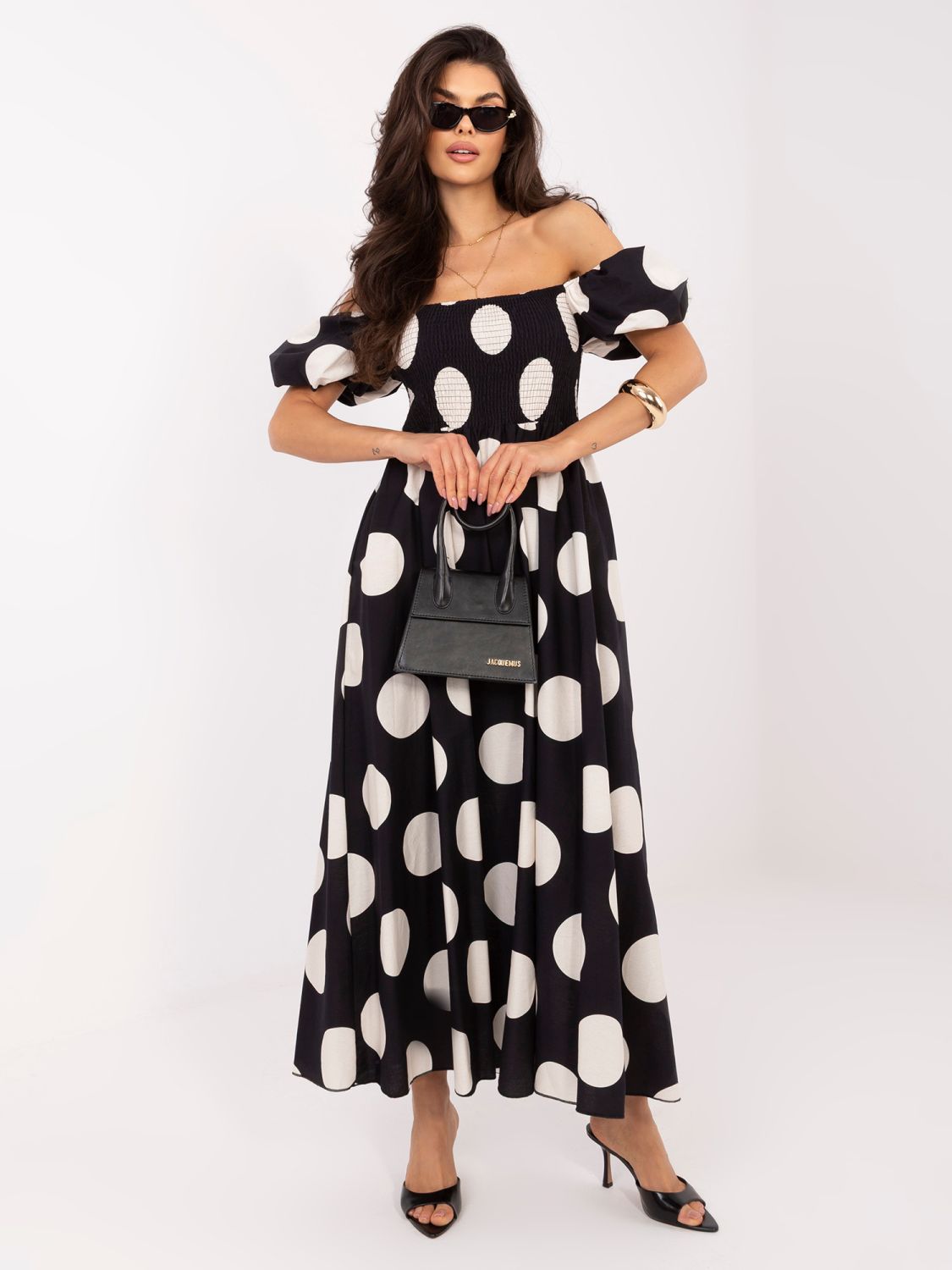 Fekete színű maxi ruha pöttyökkel és vállat szabadon hagyó nyakkivágással