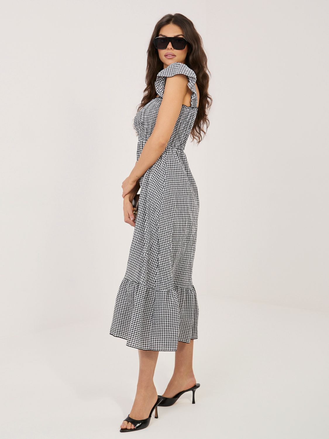 Fekete színű midi ruha fodorral és kockás mintával