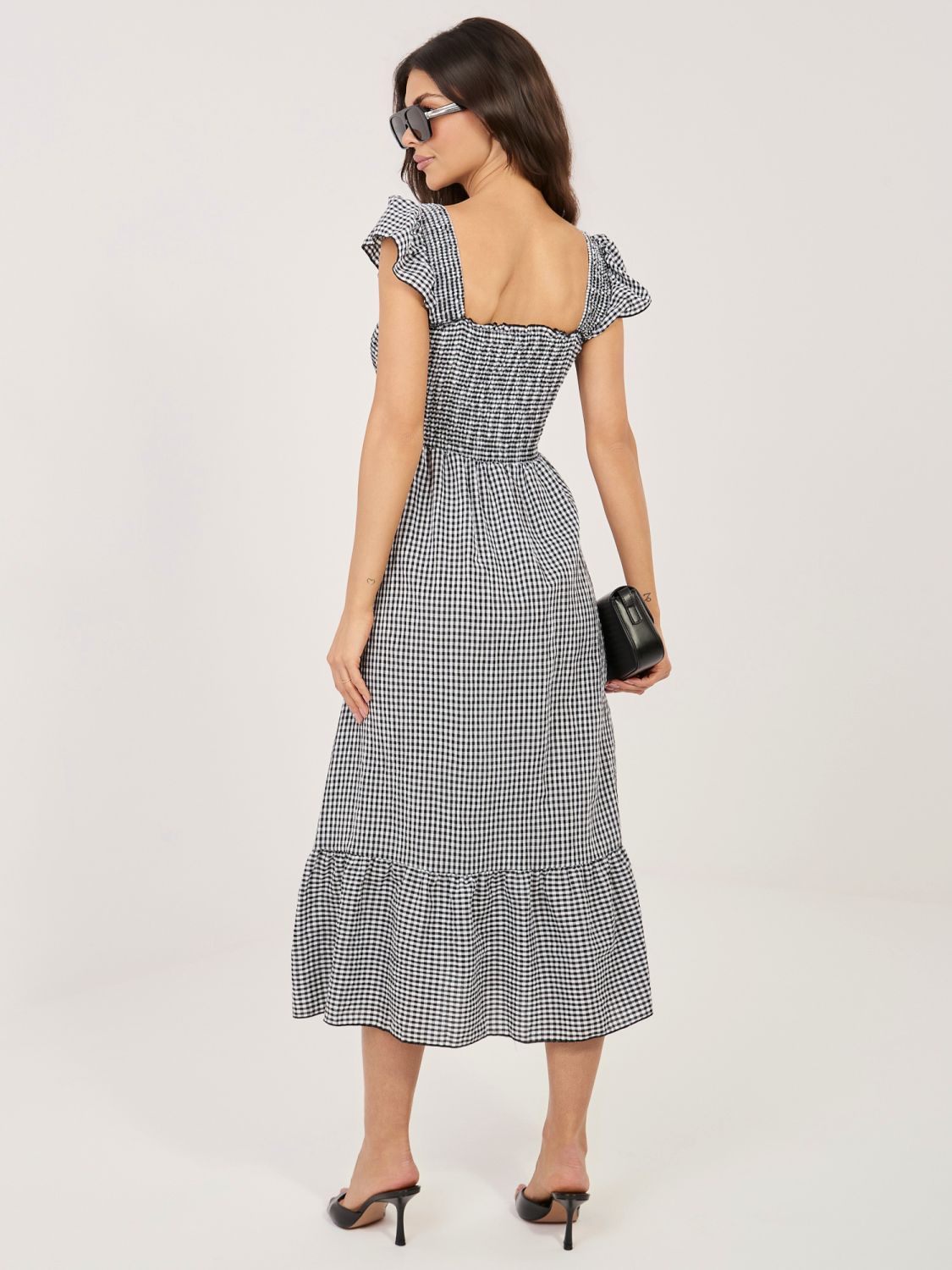 Fekete színű midi ruha fodorral és kockás mintával