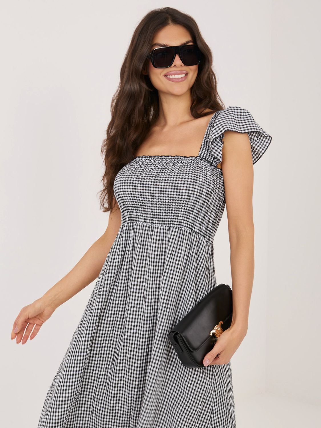 Fekete színű midi ruha fodorral és kockás mintával