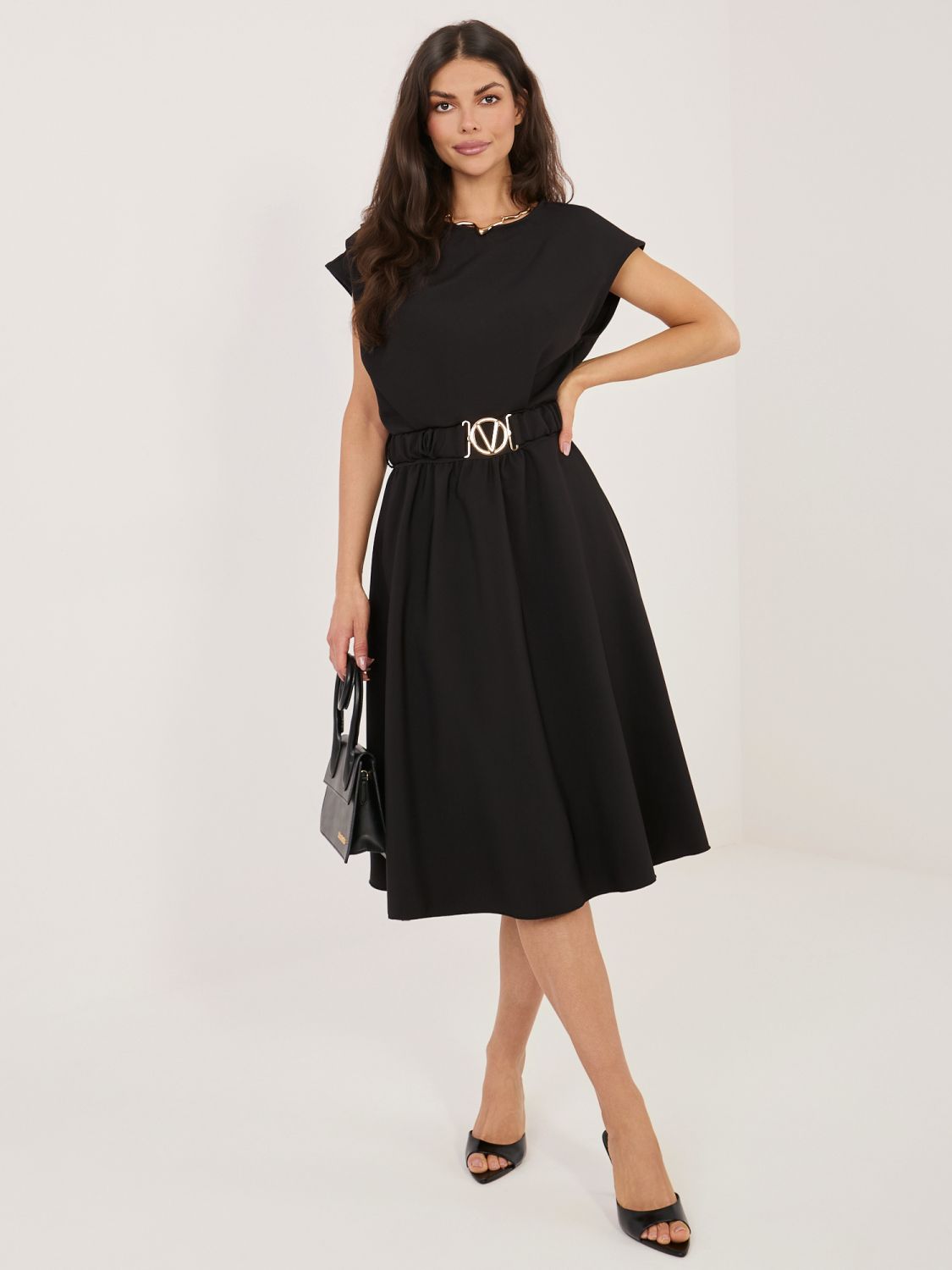 Fekete színű bővülő midi ruha övvel