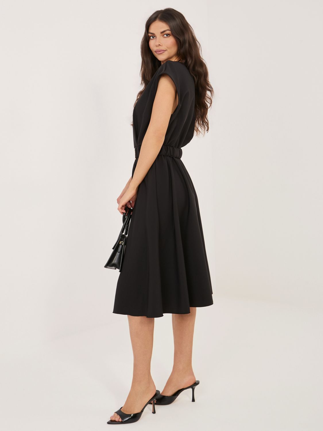 Fekete színű bővülő midi ruha övvel