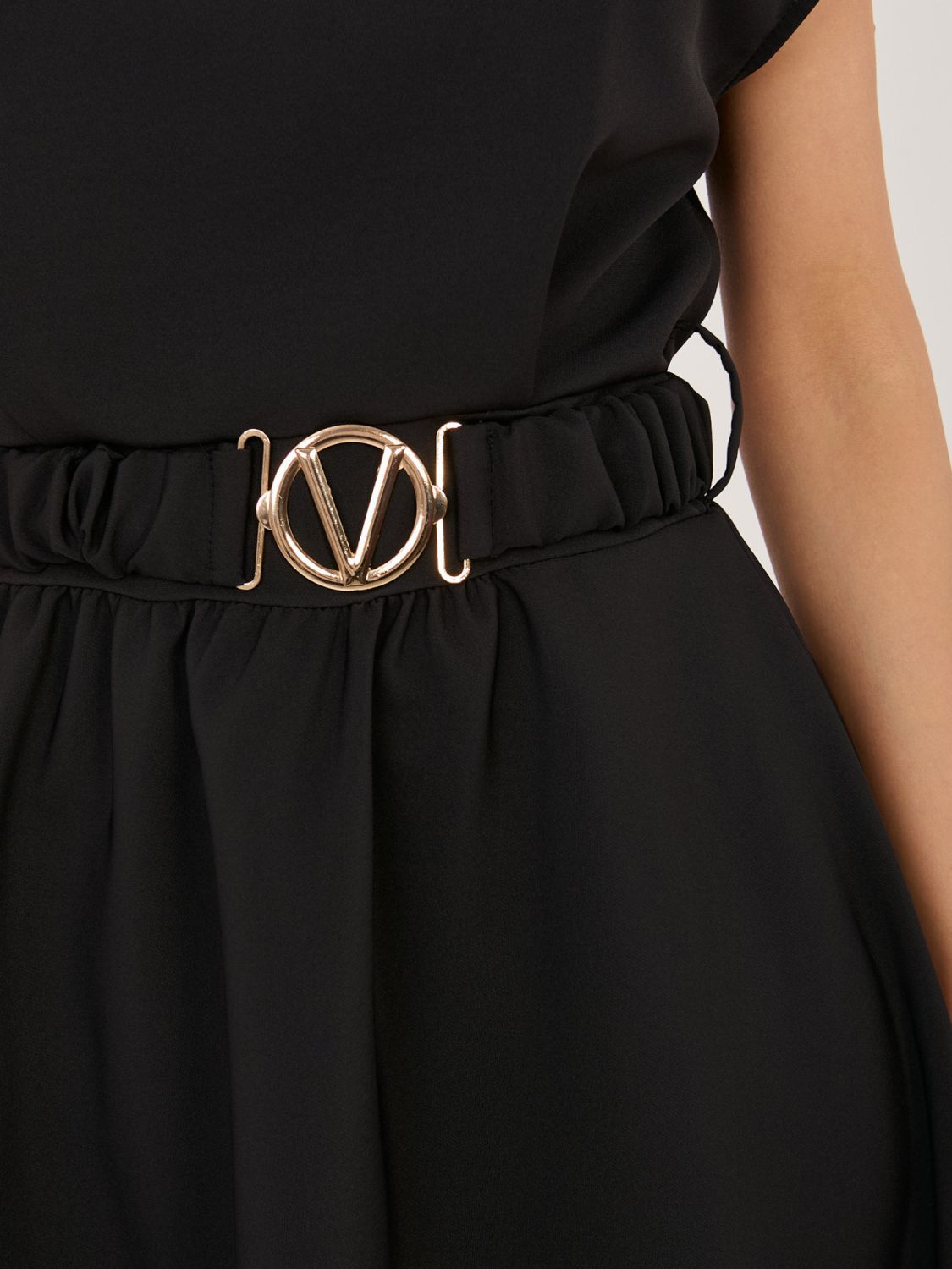 Fekete színű bővülő midi ruha övvel