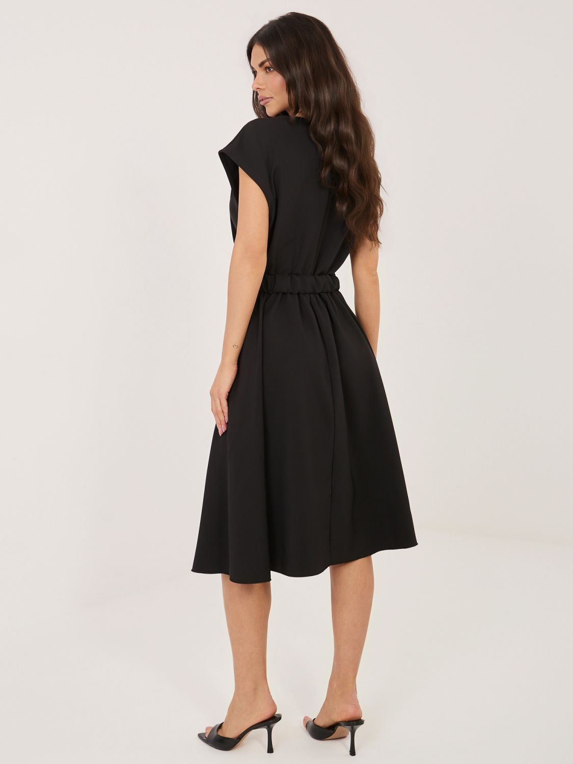 Fekete színű bővülő midi ruha övvel