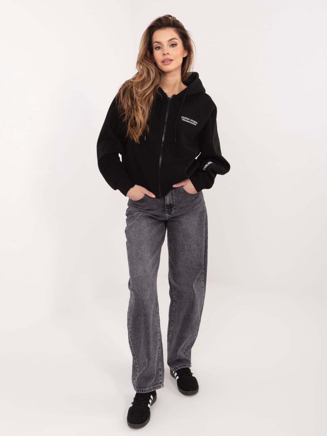 Rövid fekete színű kapucnis szabadidőfelső cipzárral