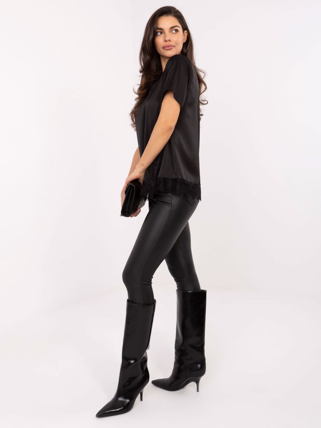 Elegáns fekete színű blúz csipkével