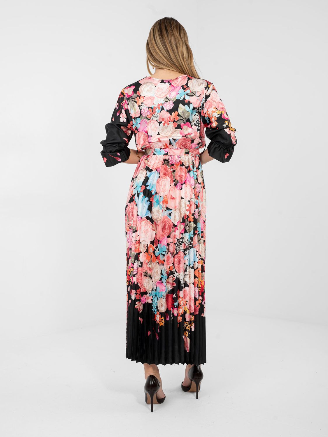 Fekete színű virágmintás maxi ruha övvel