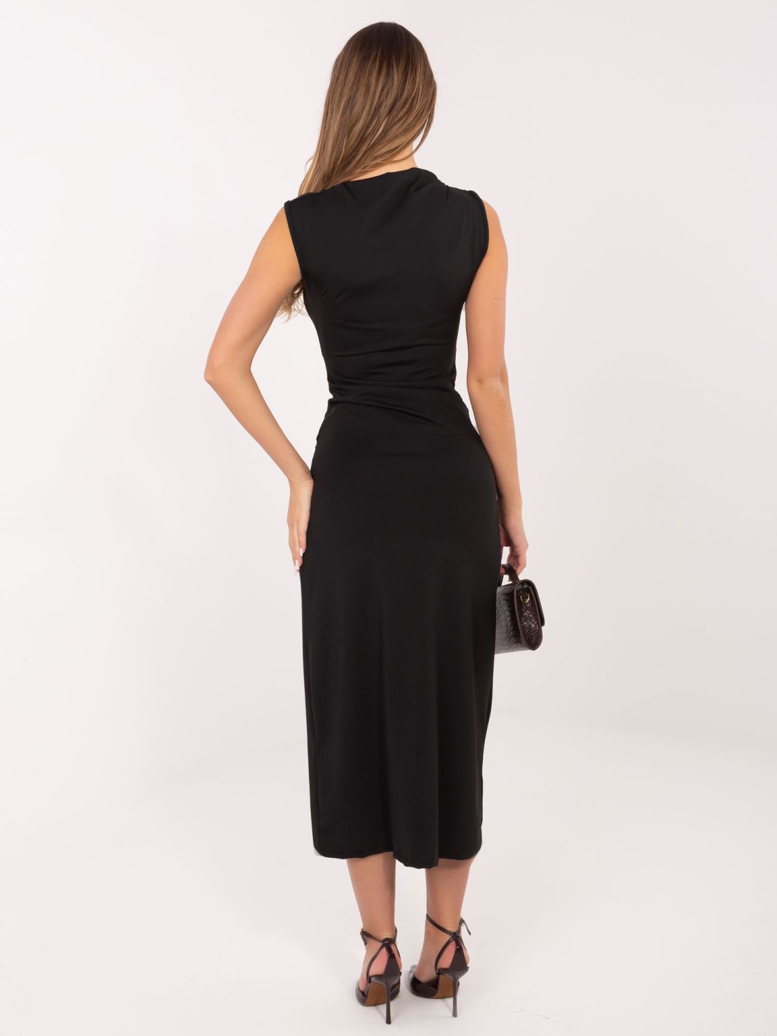 Elegáns fekete színű midi ruha vízesés nyakkivágással