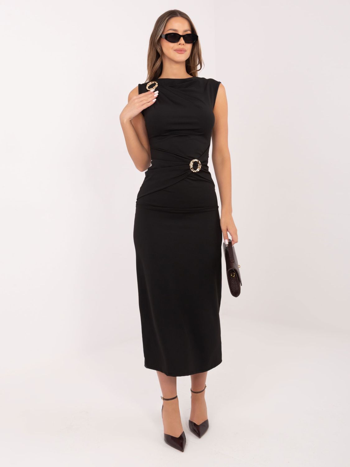 Elegáns fekete színű midi ruha vízesés nyakkivágással