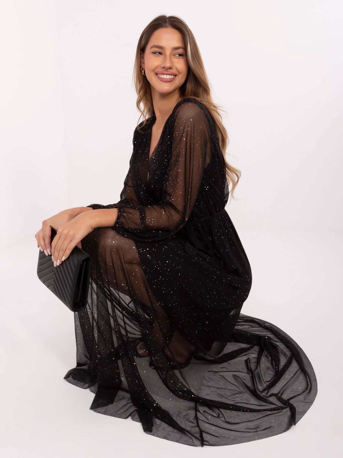 Fekete színű maxi ruha övvel és applikációval