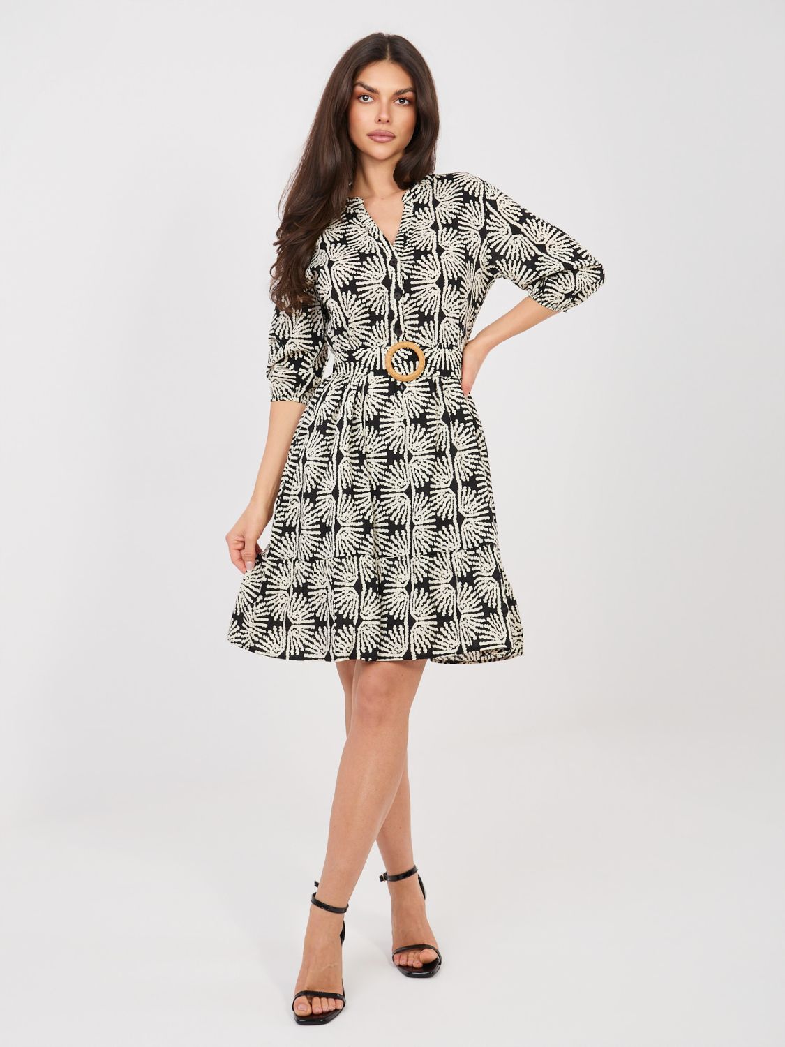 Fekete színéu ruha övvel és fodorral