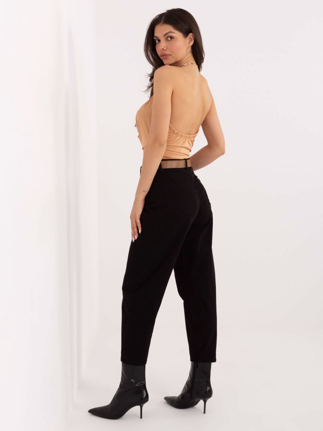 Fekete színű mom jeans övvel