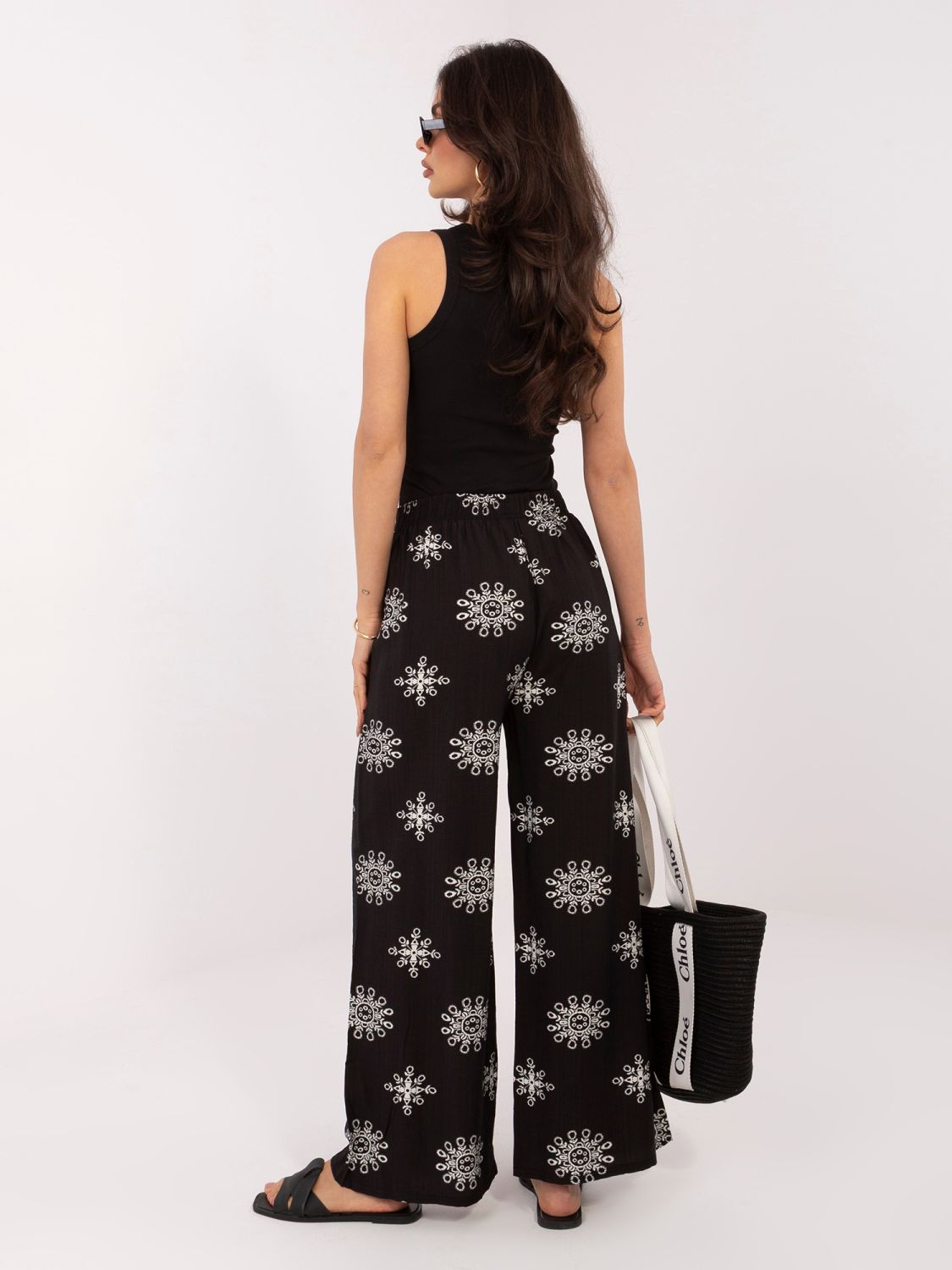 Fekete színű mintás palazzo nadrág övvel
