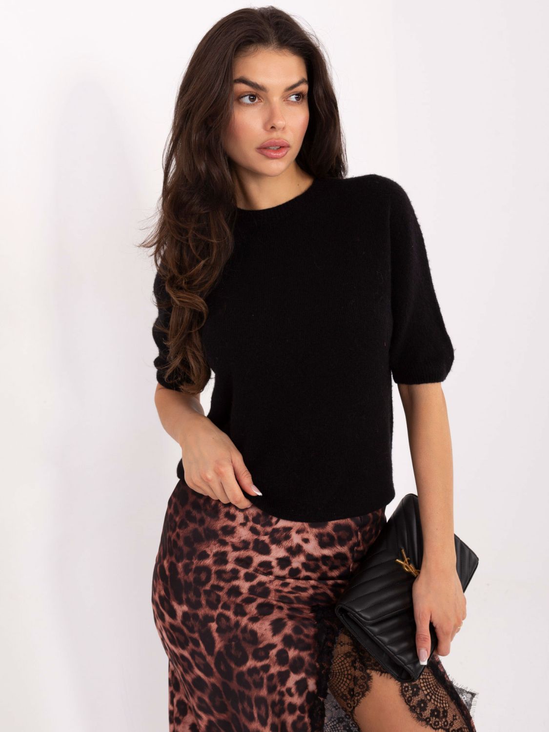 Fekete színű rövid ujjú pulóver kerek nyakkivágással