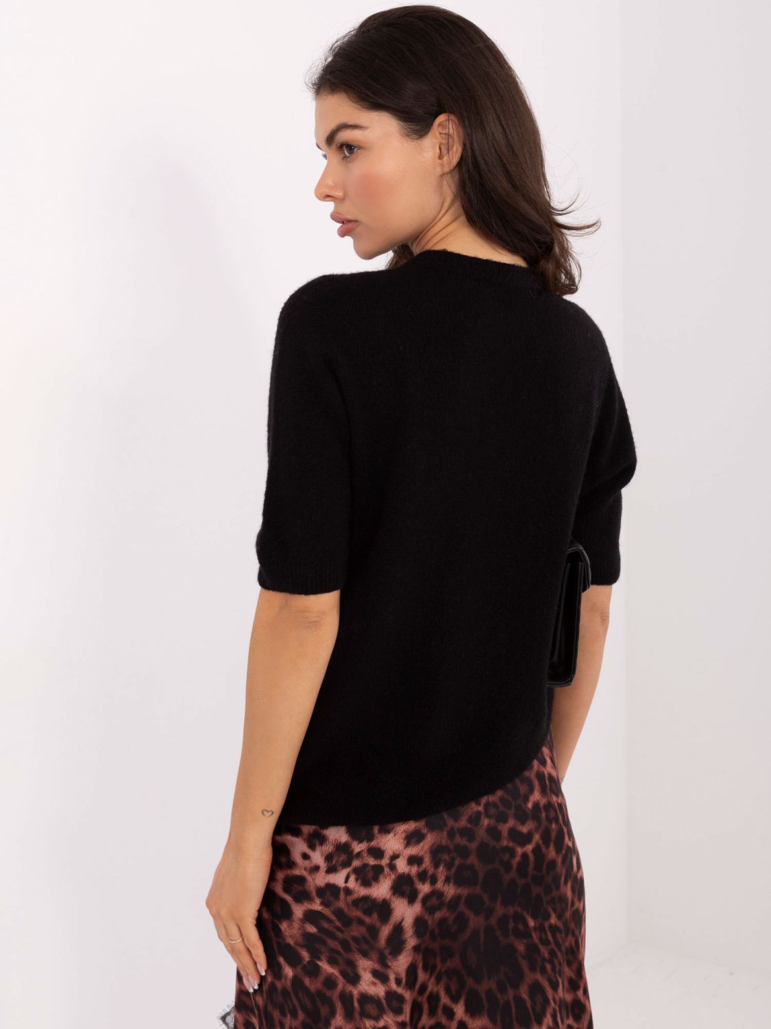 Fekete színű rövid ujjú pulóver kerek nyakkivágással