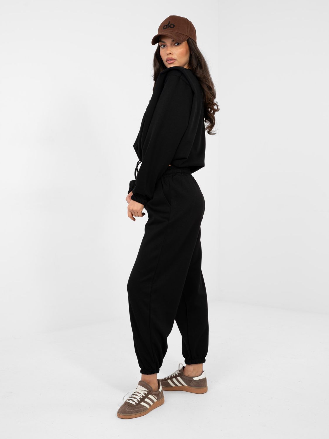 Fekete színű női szett megkötéssel és vállpárnákkal