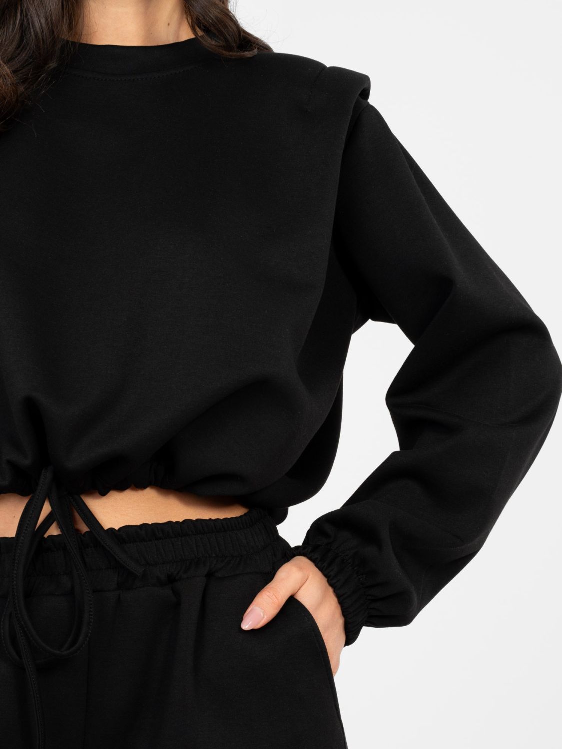 Fekete színű női szett megkötéssel és vállpárnákkal