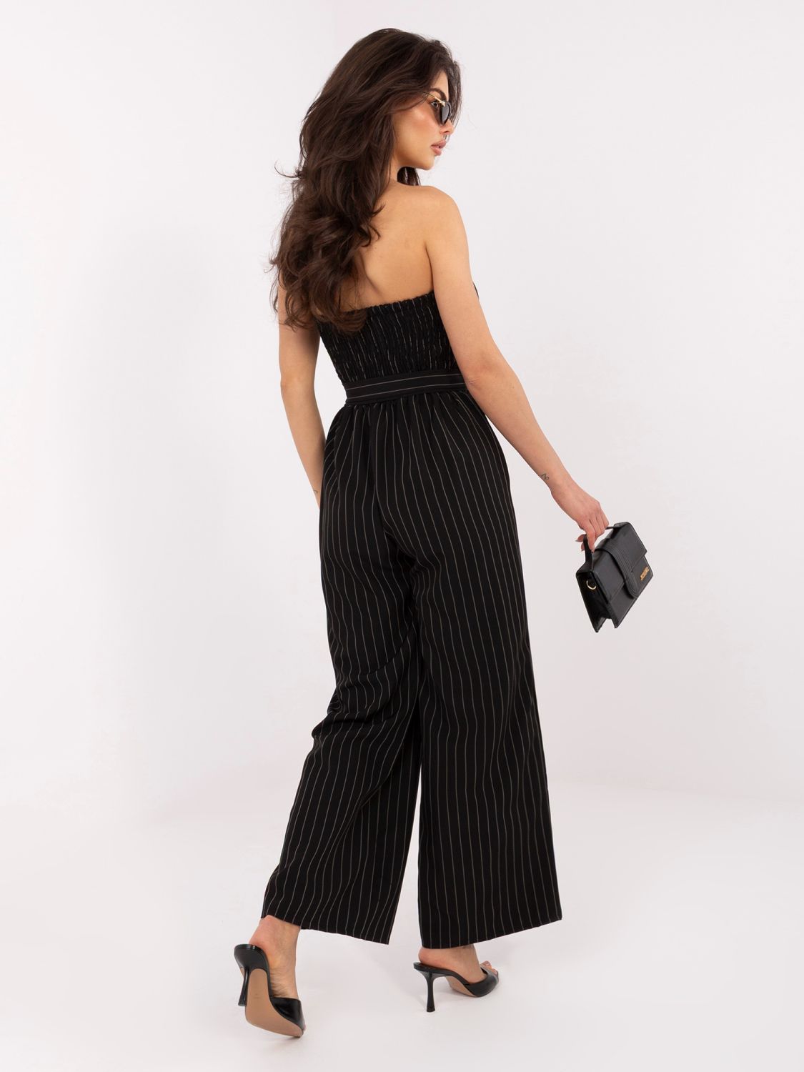 Fekete színű csíkos overál övvel