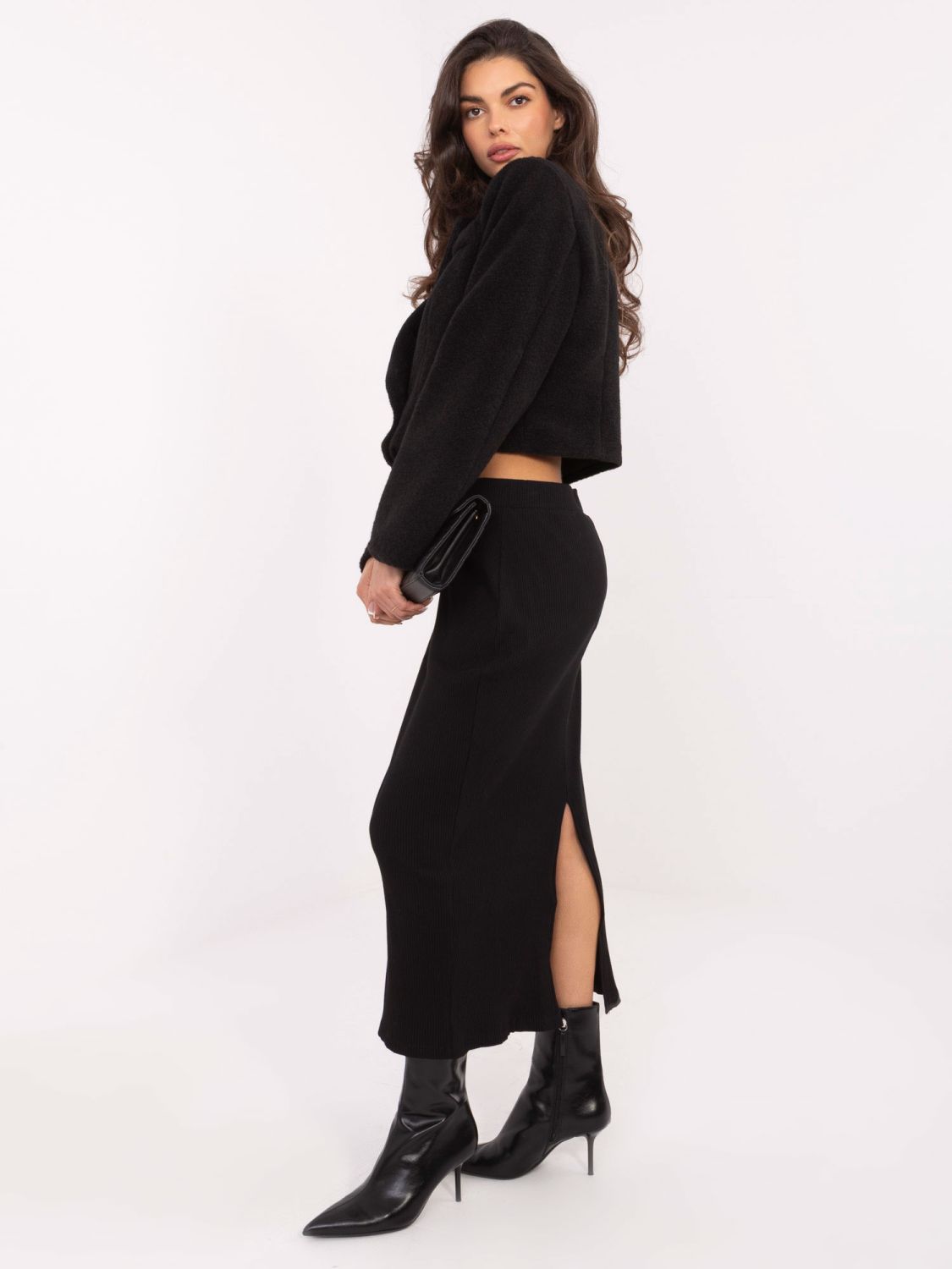 Rövid fazonú elegáns fekete színű kabát béléssel