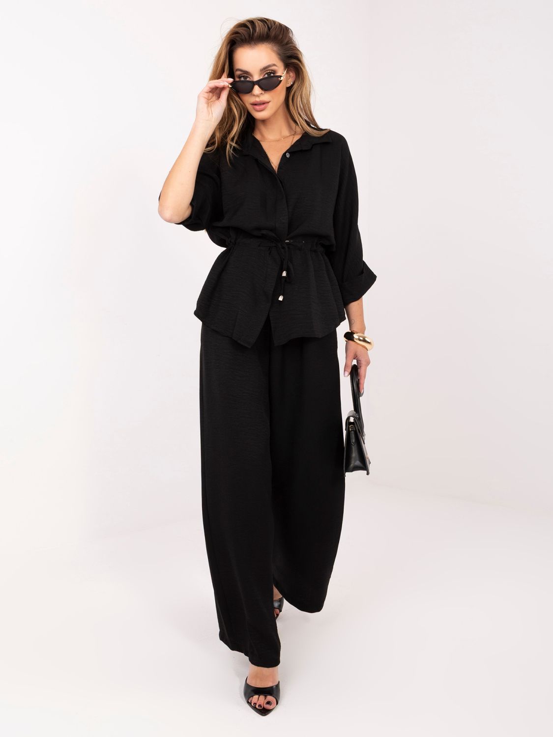 Elegáns fekete színű ing és bő szárú nadrág szett