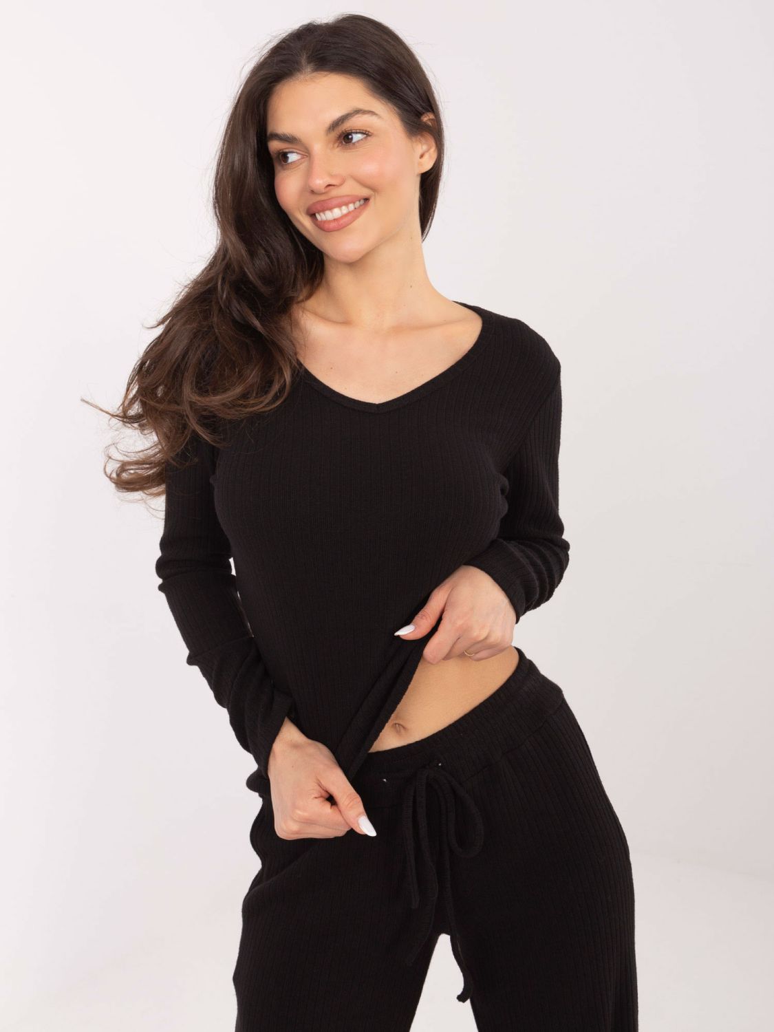 Fekete bordázott V-nyakú pulóver