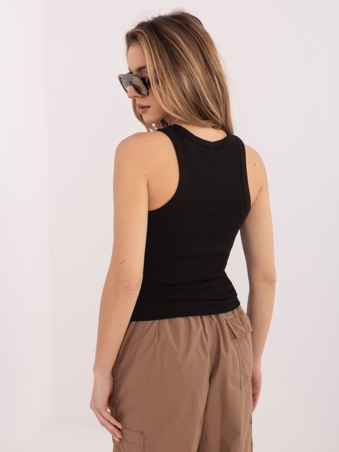 Fekete színű pamut top hímzéssel és felirattal