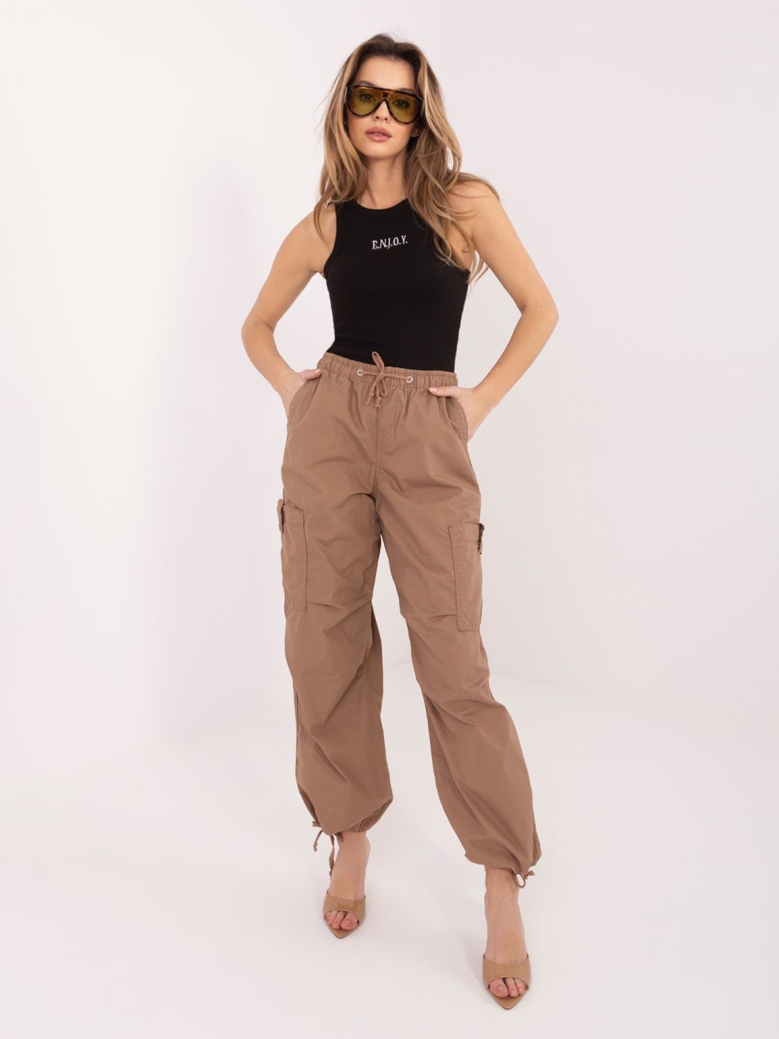 Fekete színű pamut top hímzéssel és felirattal