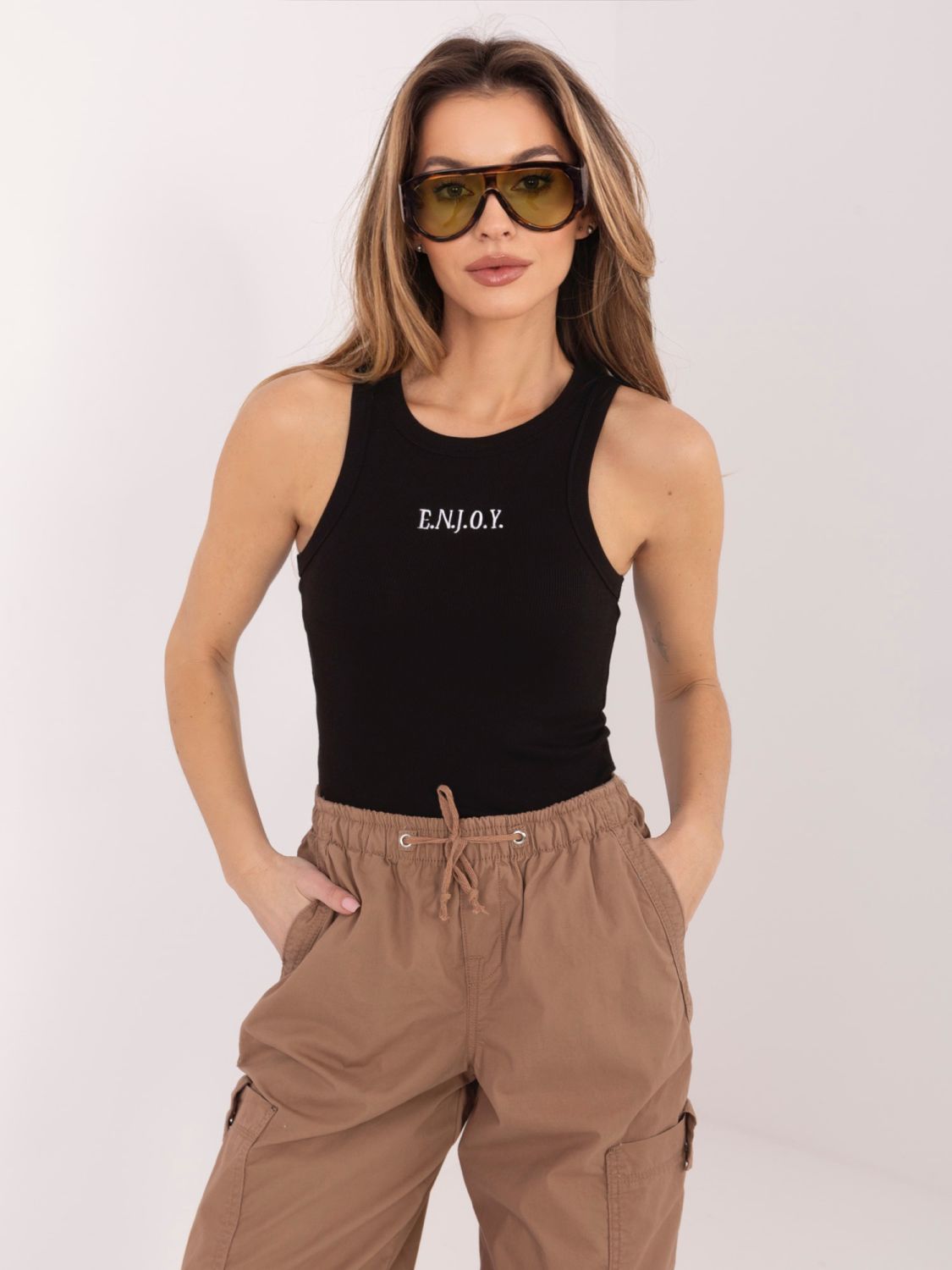 Fekete színű pamut top hímzéssel és felirattal