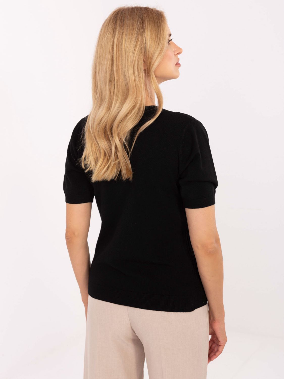 Elegáns fekete színű pulóver rövid ujjakkal