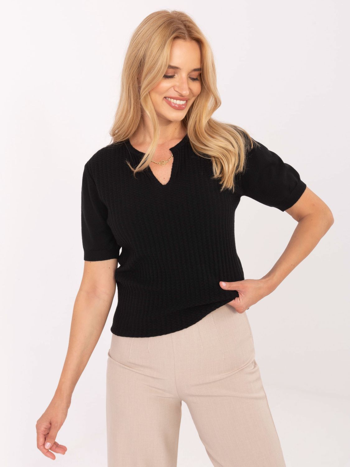 Elegáns fekete színű pulóver rövid ujjakkal