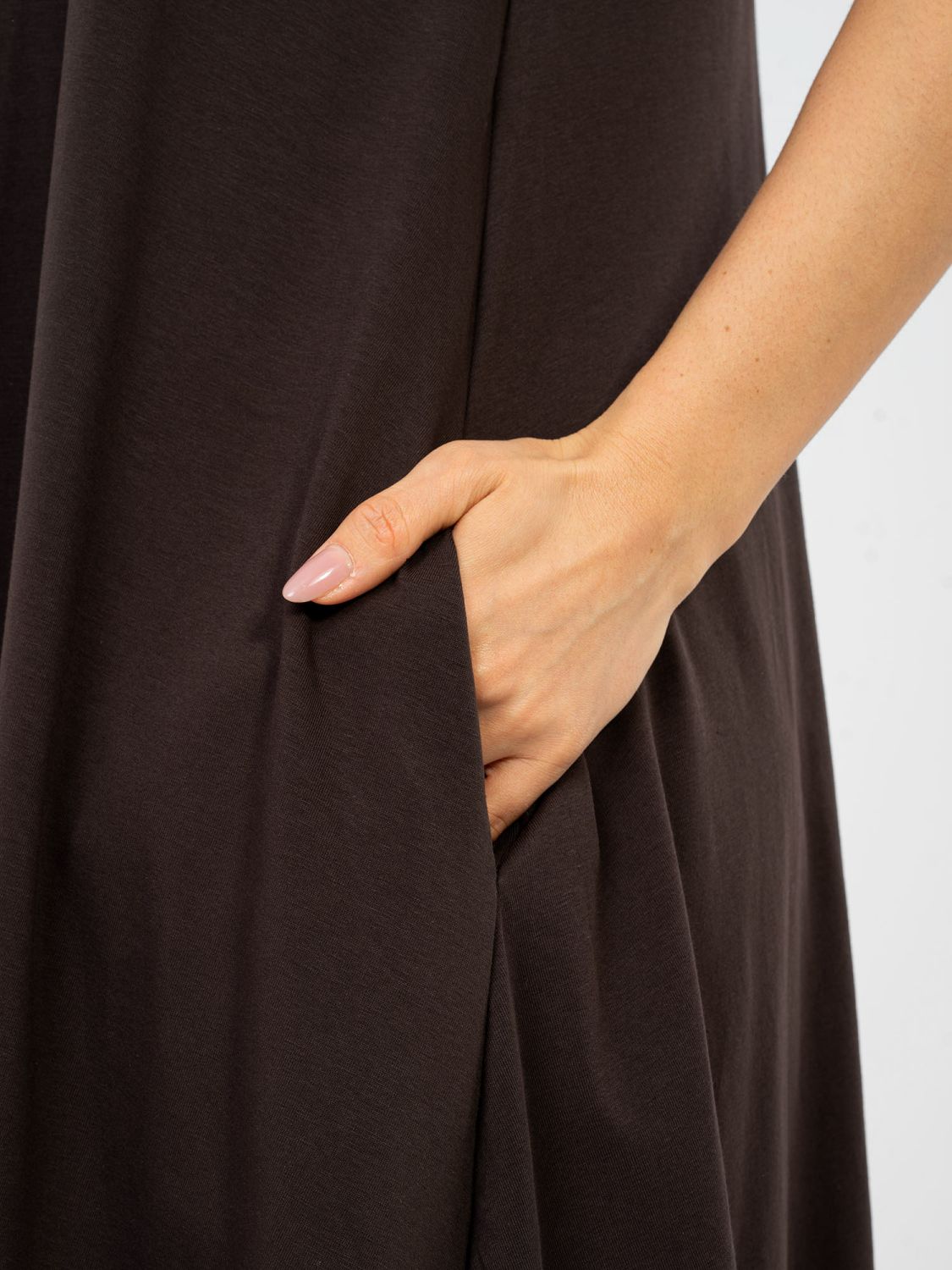 Maxi nyári ruha V-nyakkivágással, sötétbarna színű