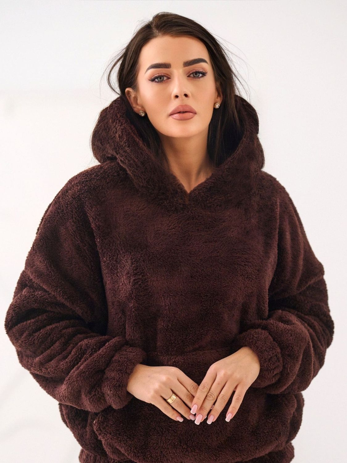 Női sötétbarna kapucnis pulóver zsebbel