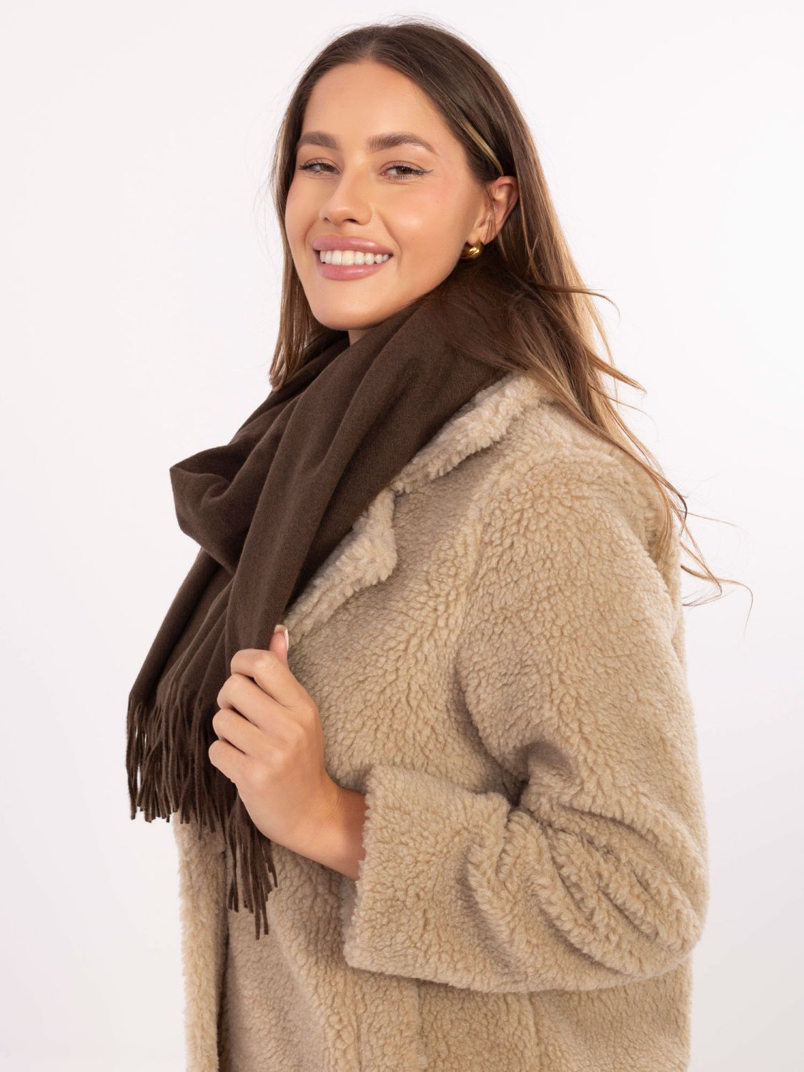 Női sötétbarna színű puha poliészterből készült sál