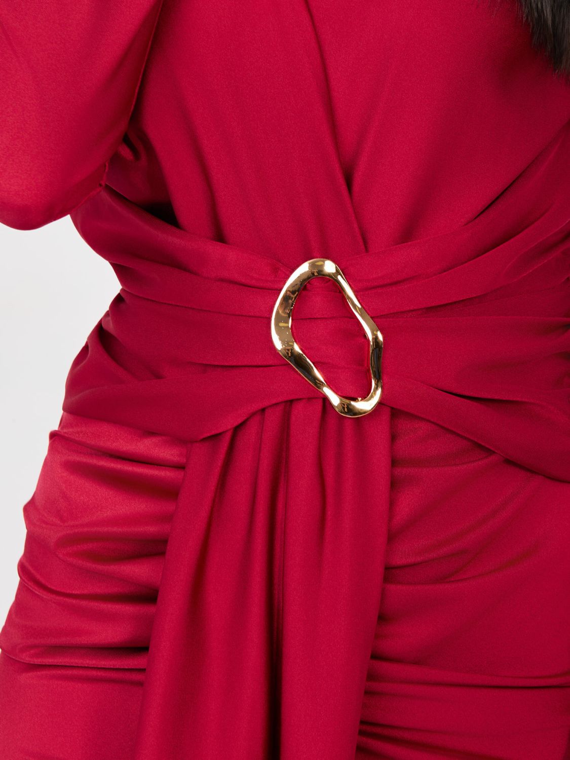 Elegáns piros színű ruha hosszú ujjal és átlapolt dekoltázzsal