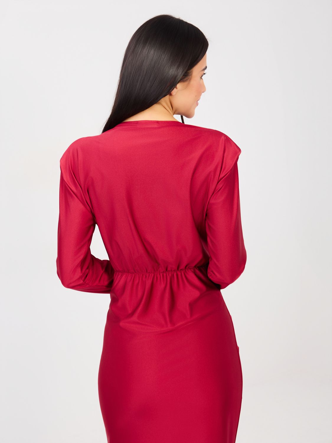 Elegáns piros színű ruha hosszú ujjal és átlapolt dekoltázzsal