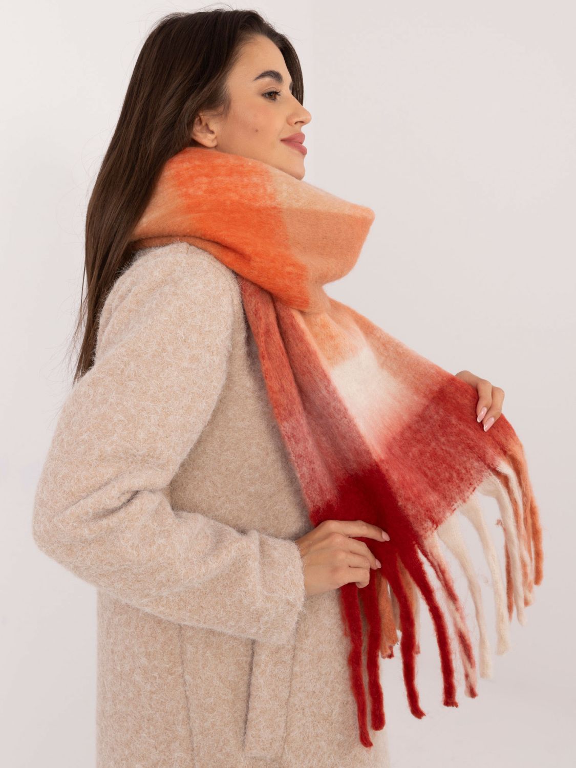 Piros színű sál kockás mintával