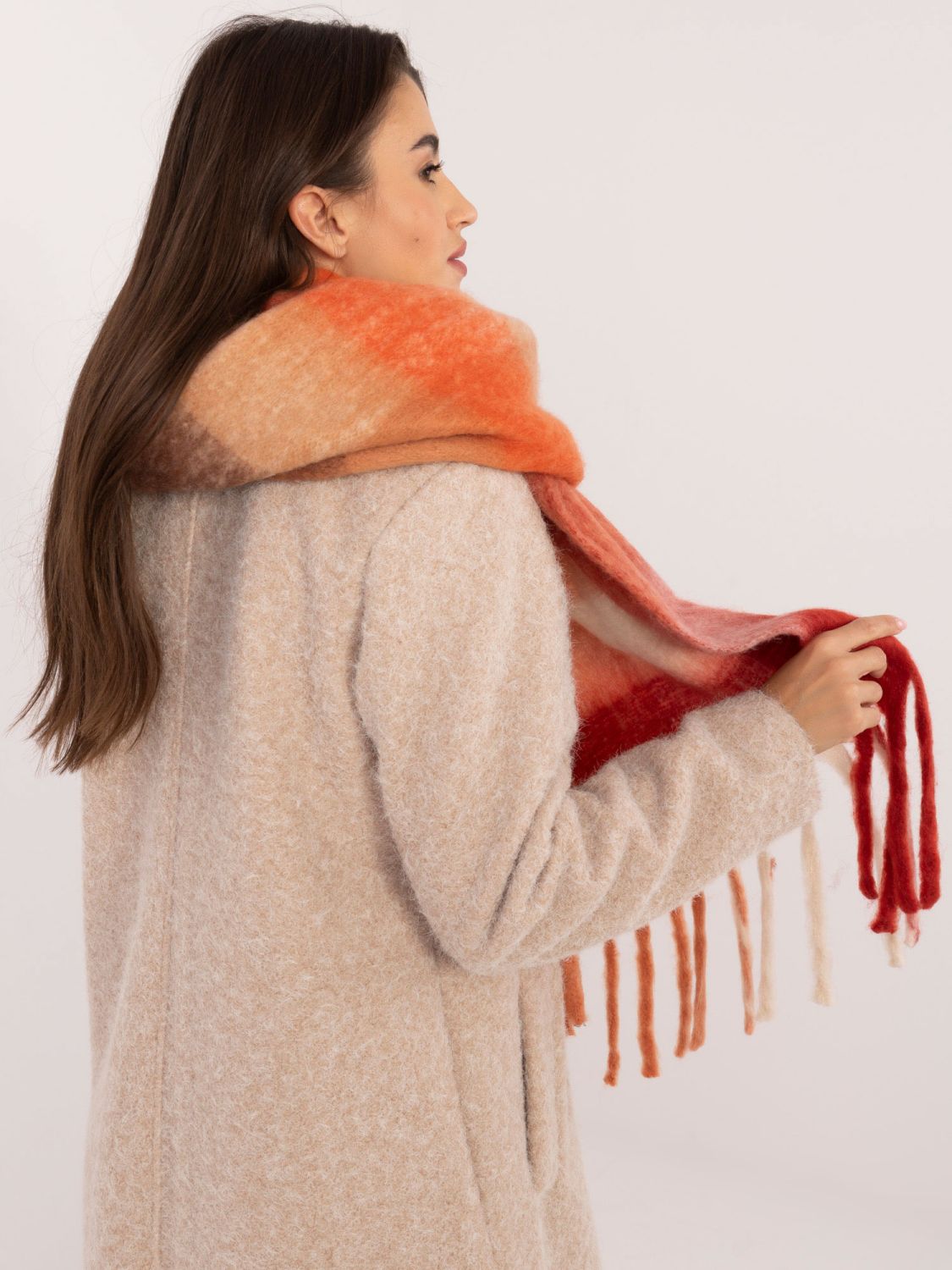 Piros színű sál kockás mintával