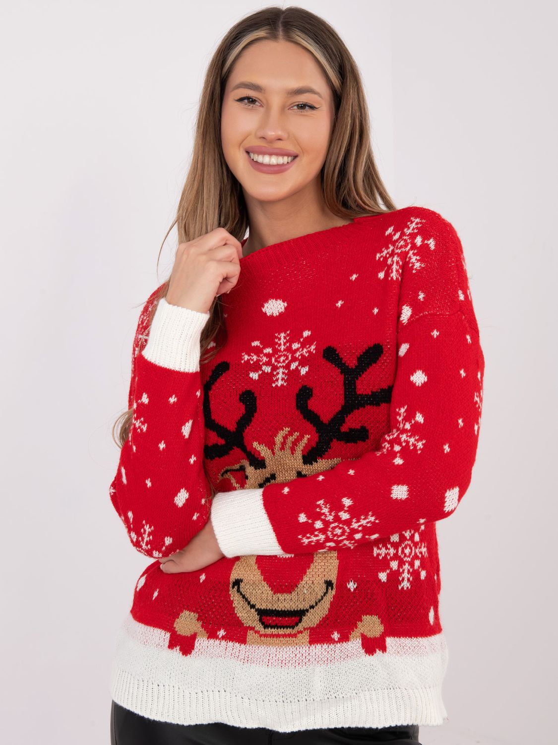 Piros pulóver nyomott mintával és kerek nyakkivágással