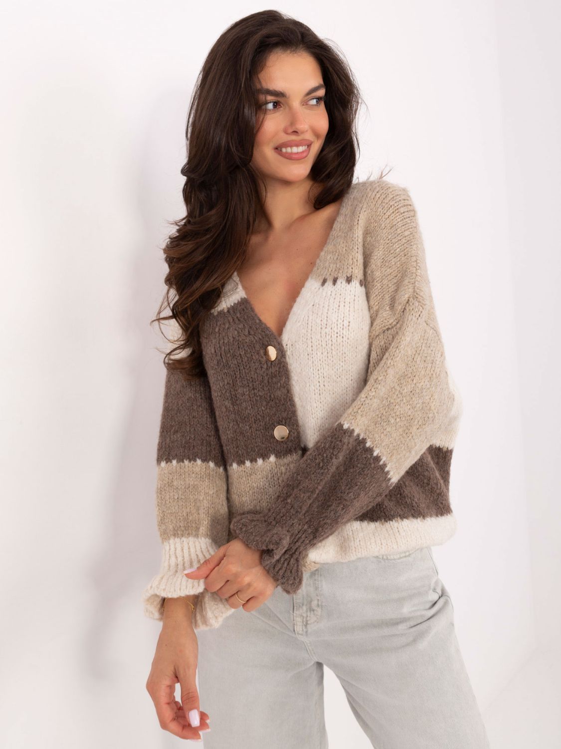 Bézs csíkos kötött pulóver fodorral és V-nyakkivágással