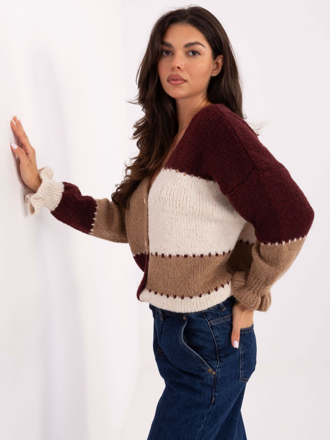 Bordó csíkos pulóver fodorral és V-nyakkivágással