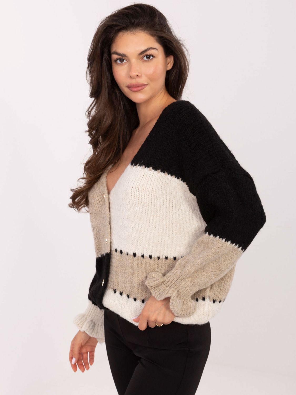 Fekete-bézs csíkos kardigán fodorral és V-nyakkivágással