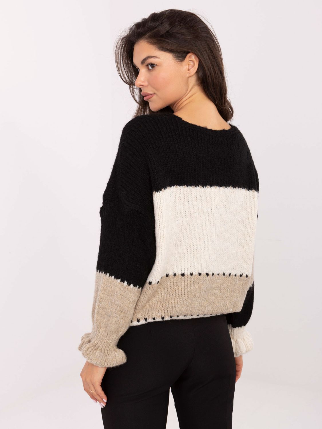 Fekete-bézs csíkos kardigán fodorral és V-nyakkivágással