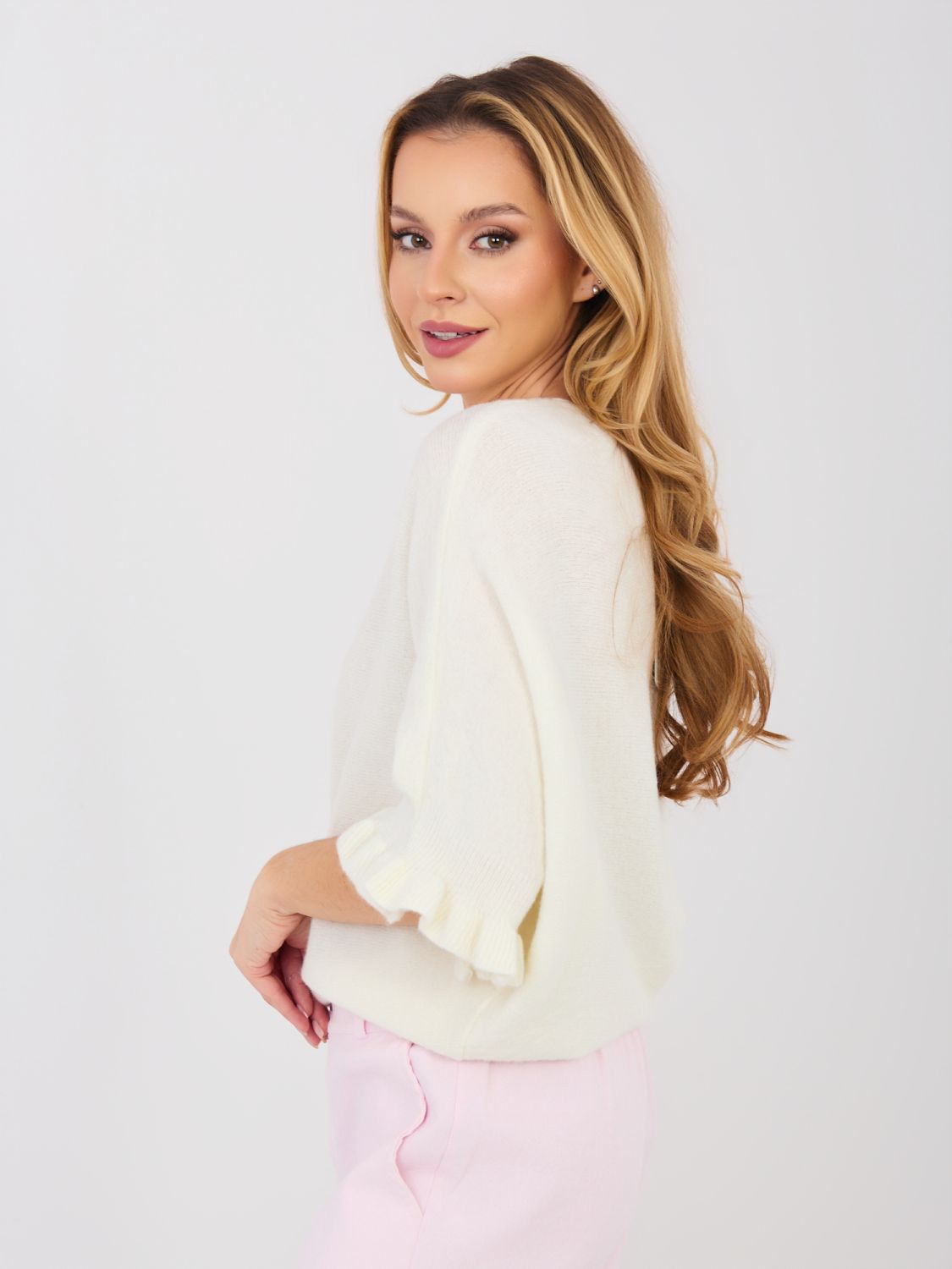 Ekrü pulóver 3/4-es ujjal és fodorral