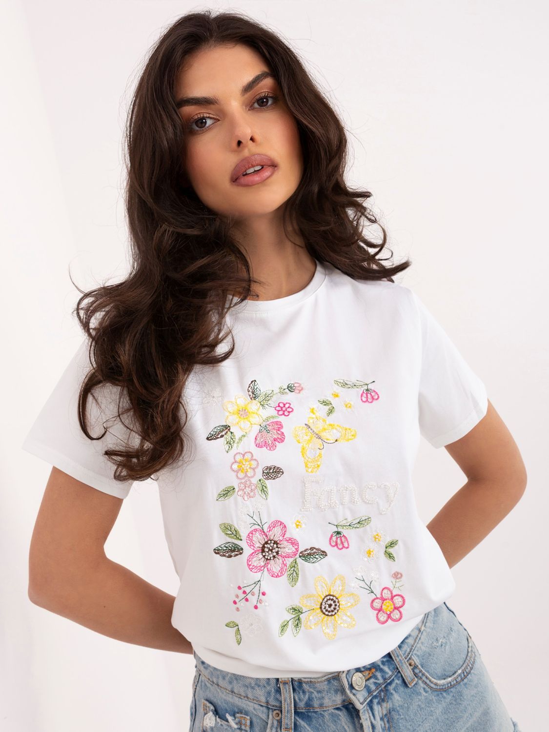 Fehér színű póló applikációval és hímzéssel