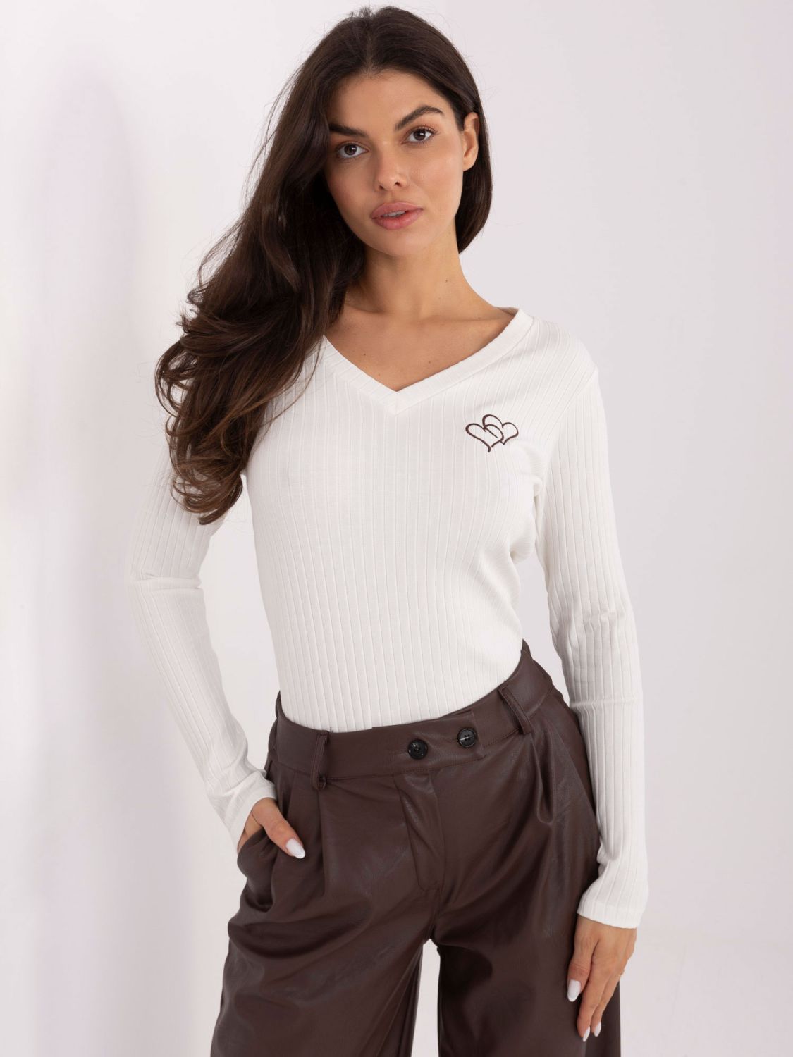 Fehér színű blúz hímzéssel és V-nyakkivágással