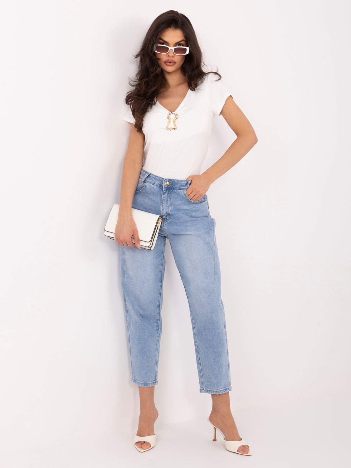 Elegáns ekrü színű V-nyakú blúz