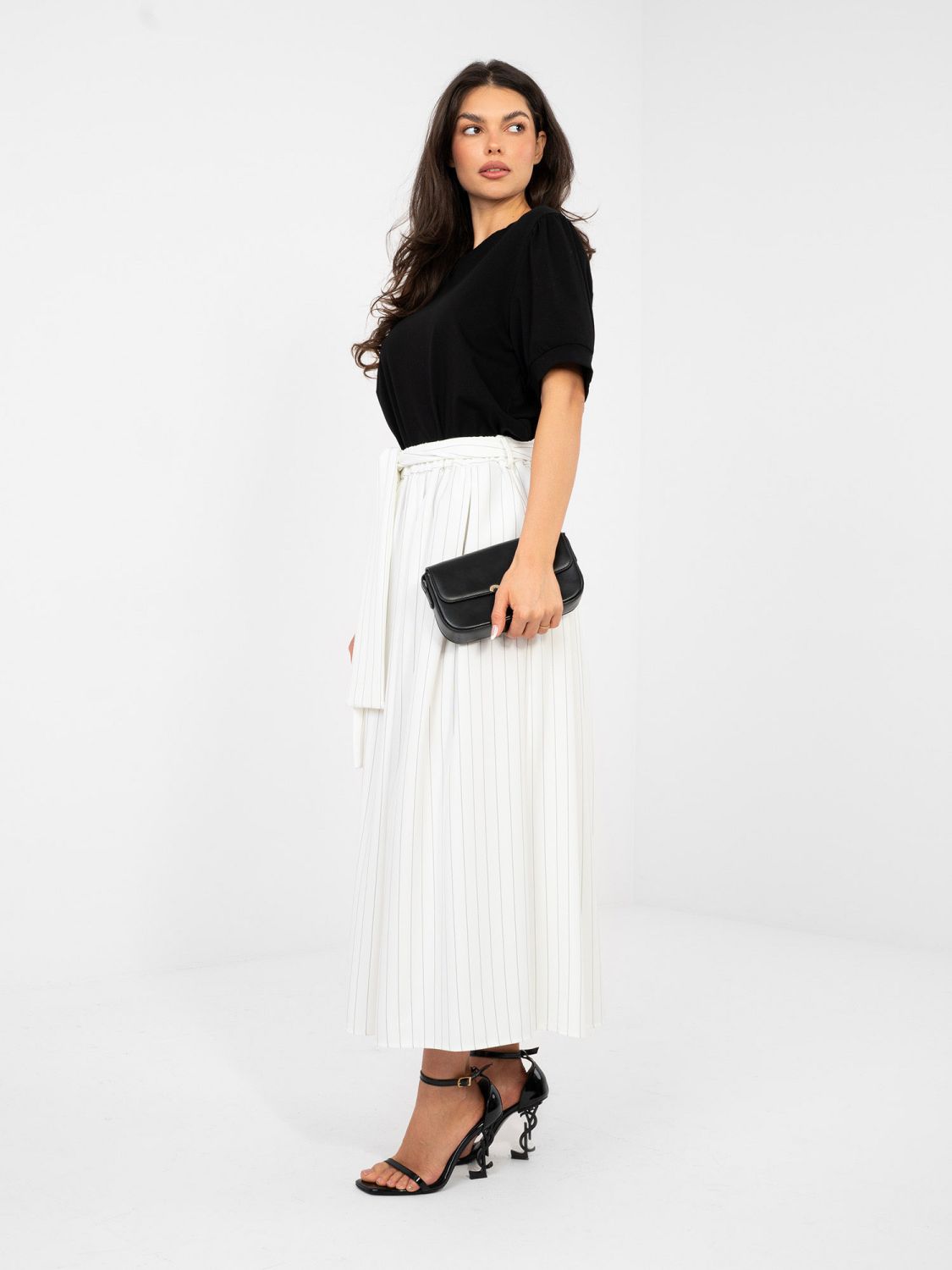 Elegáns ekrü színű midi szoknya csíkos mintával és övvel