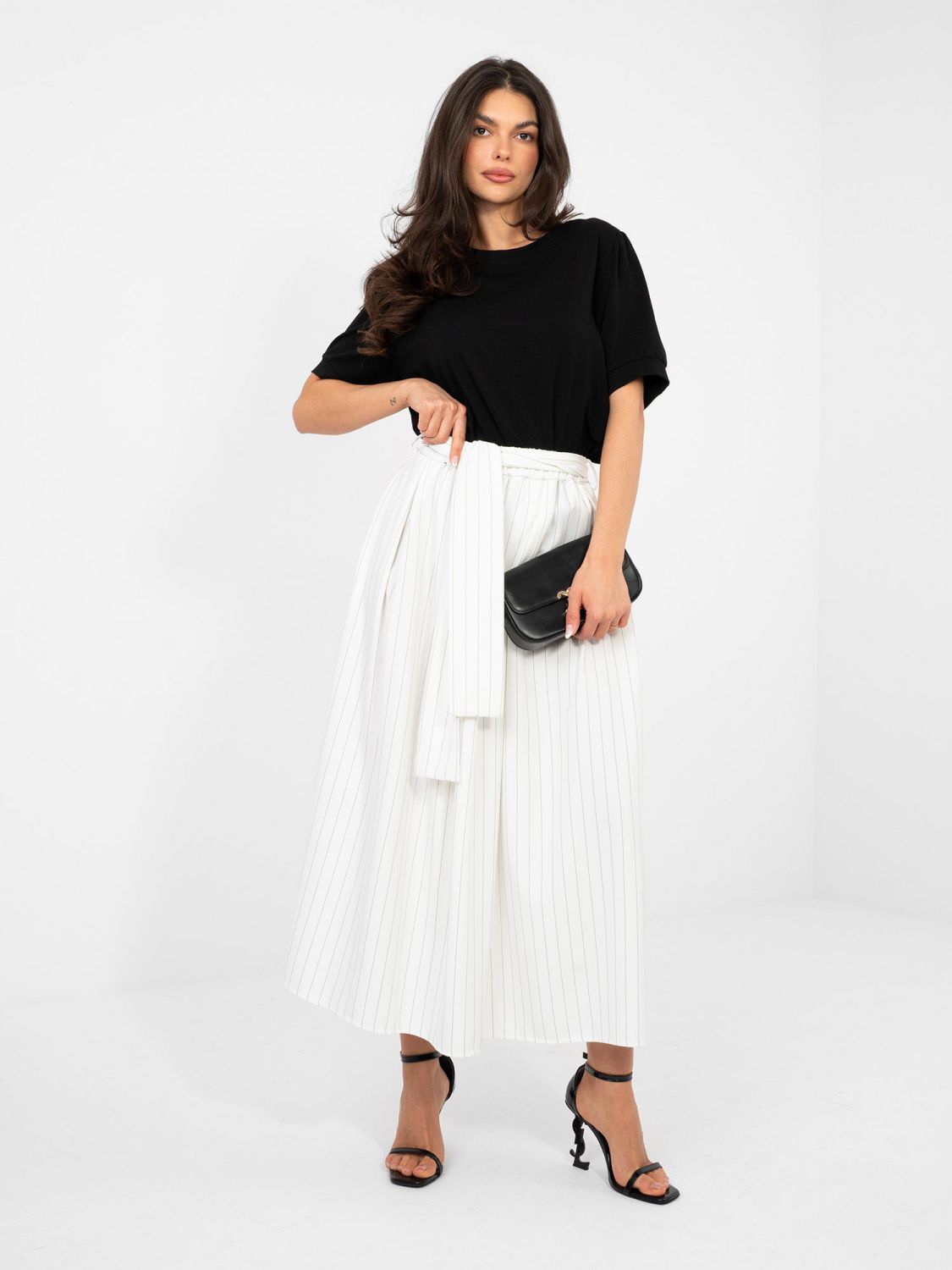 Elegáns ekrü színű midi szoknya csíkos mintával és övvel