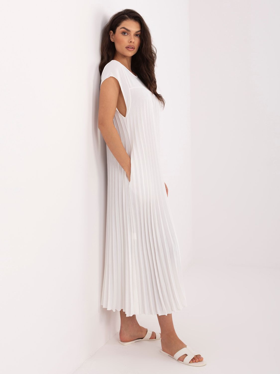 Elegáns ekrü színű midi ruha zsebekkel